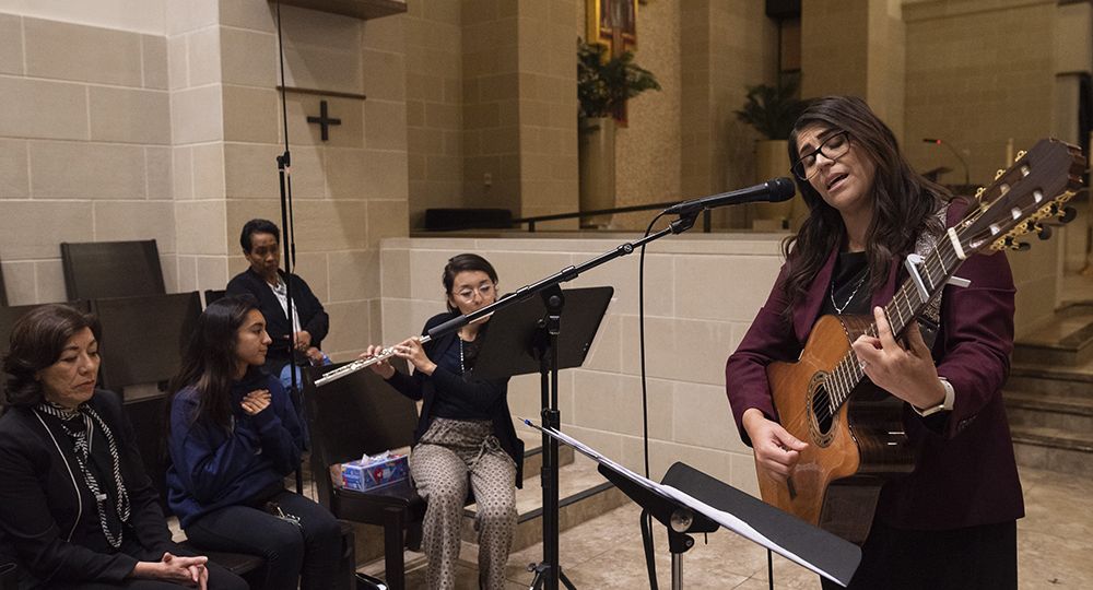 Celene Orozco toca la guitarra y dirige el ensayo del coro Instrumento de tu Paz de la parroquia de San Francisco de Asís en Frisco, el 12 de octubre de 2023.