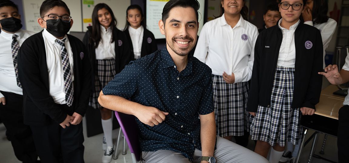 Maestro rodeado de sus alumnos.