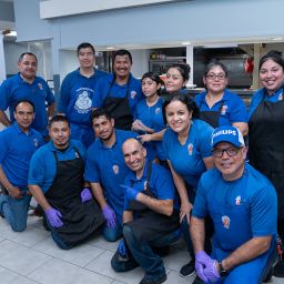 Varias parejas de esposos de la comunidad 5 del Ministerio de Comunidad de Familias, fueron las encargadas de la cocina en la parroquia de Nuestra Señora del Pilar el 27 de agosto.