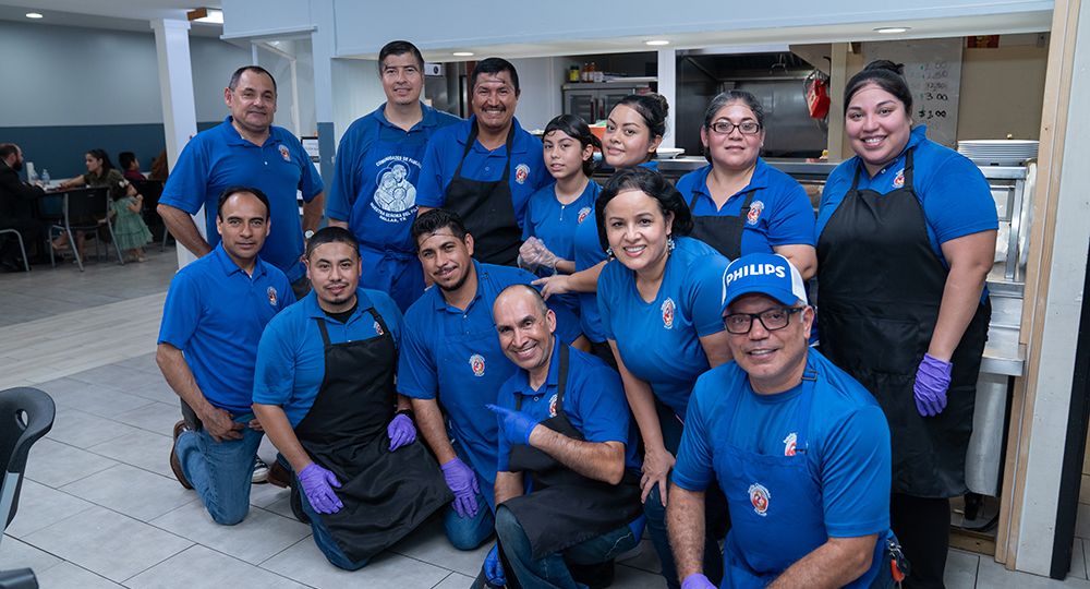 Varias parejas de esposos de la comunidad 5 del Ministerio de Comunidad de Familias, fueron las encargadas de la cocina en la parroquia de Nuestra Señora del Pilar el 27 de agosto.