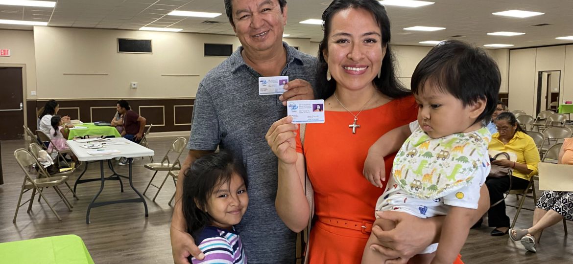 Feligreses de Nuestra Señora de Lourdes muestran su identificación parroquial, el 10 de julio. El documento es avalado por varias agencias locales en Dallas.