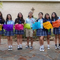 Krystel Garcia (Izq), Alessandra Cerda, Graciella Sanchez, Patrick Adao-Perez, Amaris Espinoza, Ariana Rojas y Aleina Mendoza, integrantes del club Latinos Unidos de la preparatoria Bishop Dunne.