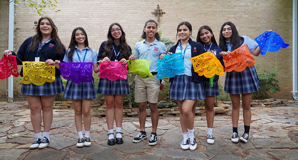 Krystel Garcia (Izq), Alessandra Cerda, Graciella Sanchez, Patrick Adao-Perez, Amaris Espinoza, Ariana Rojas y Aleina Mendoza, integrantes del club Latinos Unidos de la preparatoria Bishop Dunne.