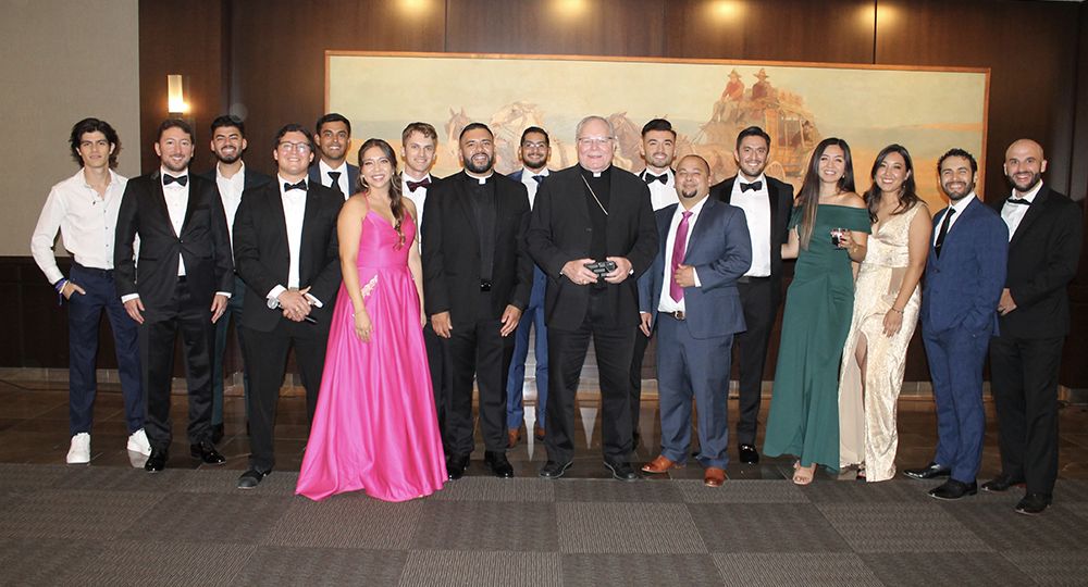 El obispo Edward J. Burns (centro) y el padre Ignacio Olvera (Izq), posan con miembros del Faith Fitness Ministry, en la gala de aniversario celebrada el 1 de septiembre en Dallas.