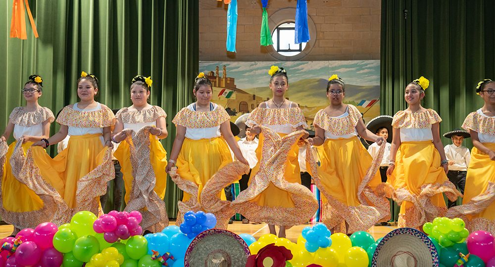 Coordinados por la subdirectora Estela Valdez, los estudiantes de Santa Cecilia desplegaron el 4 de mayo una rica muestra cultural que también contó con el apoyo de padres y maestros.