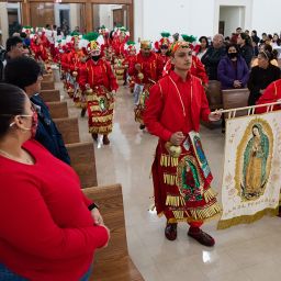 FOTOS: ESPECIAL PARA RC/BEN TORRES La Danza Peregrina de la Iglesia de Santa Cecilia, participará este 11 de diciembre en la peregrinación guadalupana. En la foto, danzan en la Misa del 22 de noviembre en esa parroquia de Dallas.