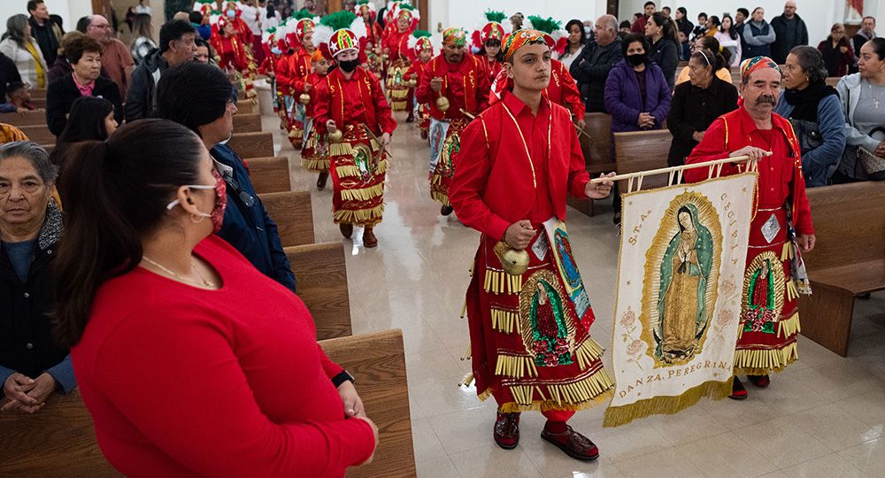 FOTOS: ESPECIAL PARA RC/BEN TORRES La Danza Peregrina de la Iglesia de Santa Cecilia, participará este 11 de diciembre en la peregrinación guadalupana. En la foto, danzan en la Misa del 22 de noviembre en esa parroquia de Dallas.