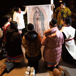 FOTOS: ESPECIAL PARA RC/BEN TORRES Una familia invitada por la Sociedad Guadalupana, reza el rosario en honor a la Virgen de Guadalupe, el 20 de noviembre.