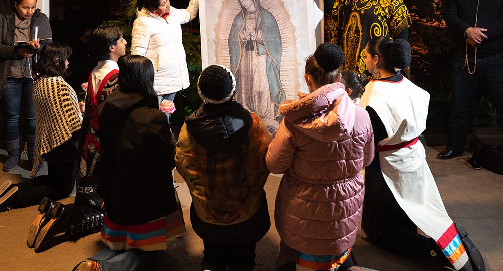 FOTOS: ESPECIAL PARA RC/BEN TORRES Una familia invitada por la Sociedad Guadalupana, reza el rosario en honor a la Virgen de Guadalupe, el 20 de noviembre.