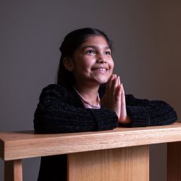 Camila Velásquez, posa el 20 de febrero en uno de los confesionarios de la parroquia de El Buen Pastor de Garland.