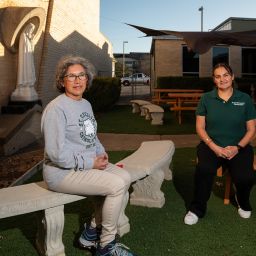 Lydia Torrez (izquierda) y Estela Valdez, directora y subdirectora de la escuela de Santa Cecilia en Dallas, caminan el 18 de enero, como parte de su entrenamiento para el Camino de Santiago.