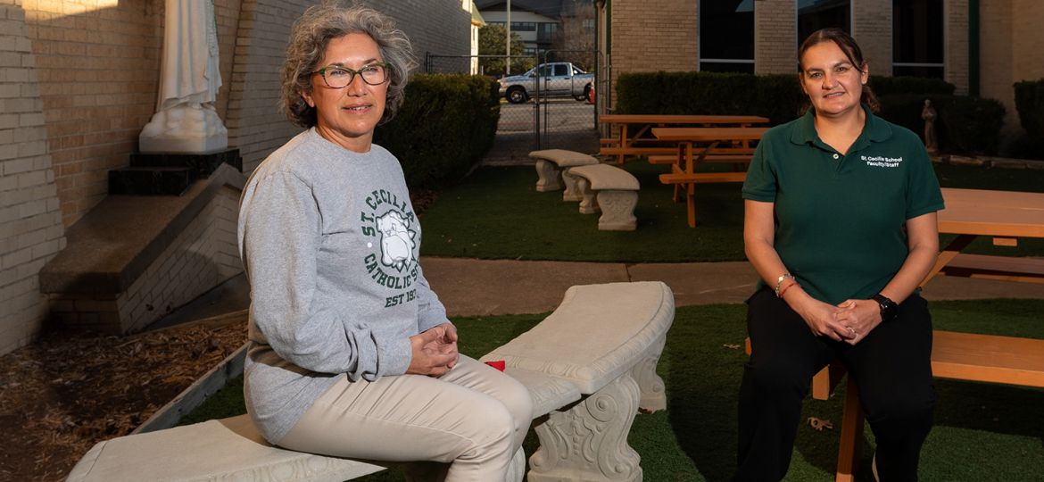 Lydia Torrez (izquierda) y Estela Valdez, directora y subdirectora de la escuela de Santa Cecilia en Dallas, caminan el 18 de enero, como parte de su entrenamiento para el Camino de Santiago.