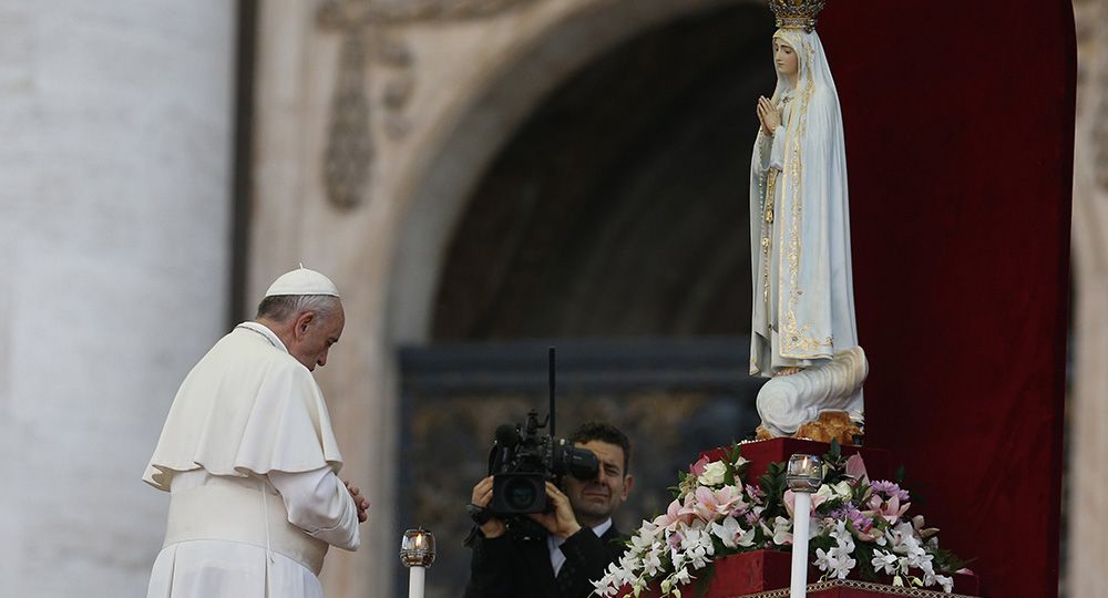 FILE POPE STATUE OUR LADY OF FATIMA