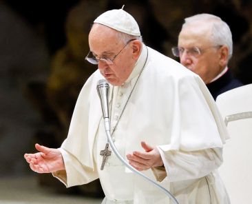 El Papa Francisco reza el Padre Nuestro al final de su audiencia general semanal en la Sala de Audiencias Pablo VI del Vaticano, el 23 de agosto de 2023. (Foto CNS/Lola Gomez)