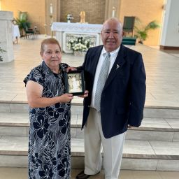 Herminia y Pedro Dávila enseñan una foto de su matrimonio hace 54 años en Ocampo, Guanajuato, México. La pareja posa en la Iglesia de Santa Cecilia, el 24 de agosto cuando recibieron una bendición especial por su aniversario.