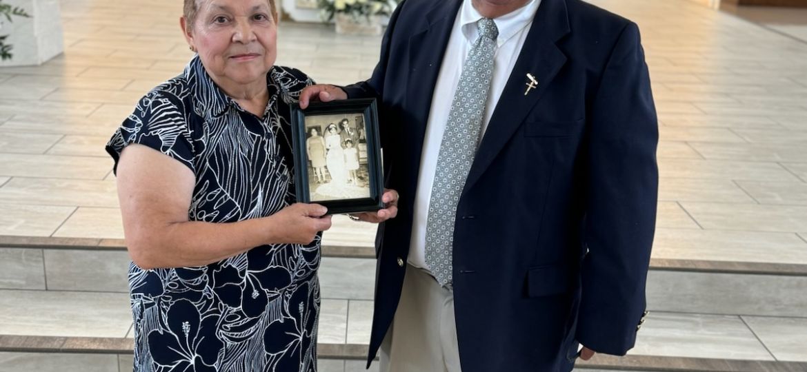 Herminia y Pedro Dávila enseñan una foto de su matrimonio hace 54 años en Ocampo, Guanajuato, México. La pareja posa en la Iglesia de Santa Cecilia, el 24 de agosto cuando recibieron una bendición especial por su aniversario.