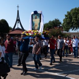 Feligreses de origen salvadoreño y otros de la comunidad de la Iglesia de San Lucas, participaron en la procesión en honor al Divino Salvador del Mundo, el 4 de agosto en Irving.