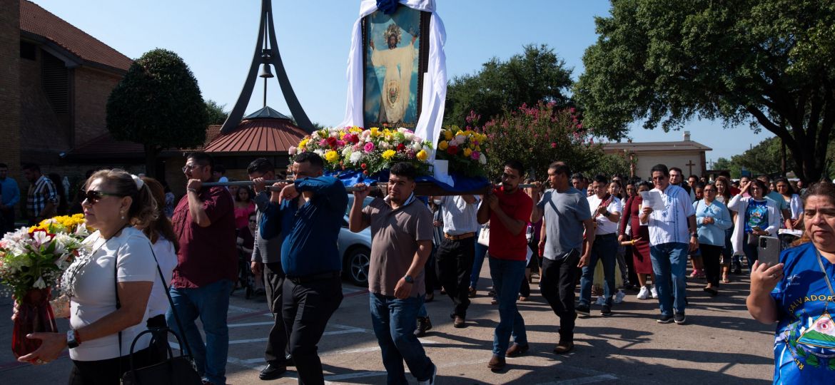 Feligreses de origen salvadoreño y otros de la comunidad de la Iglesia de San Lucas, participaron en la procesión en honor al Divino Salvador del Mundo, el 4 de agosto en Irving.