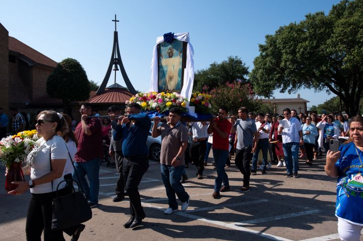 Celebran con ‘corazón’ al Divino Salvador del Mundo – Texas Catholic