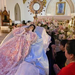 La imagen de la Virgen adornada con flores y manzanas a su alrededor, en el rezo del rosario de la Dormición de María, realizado el 14 de agosto en la Catedral Santuario Nacional de Nuestra Señora de Guadalupe, en Dallas.