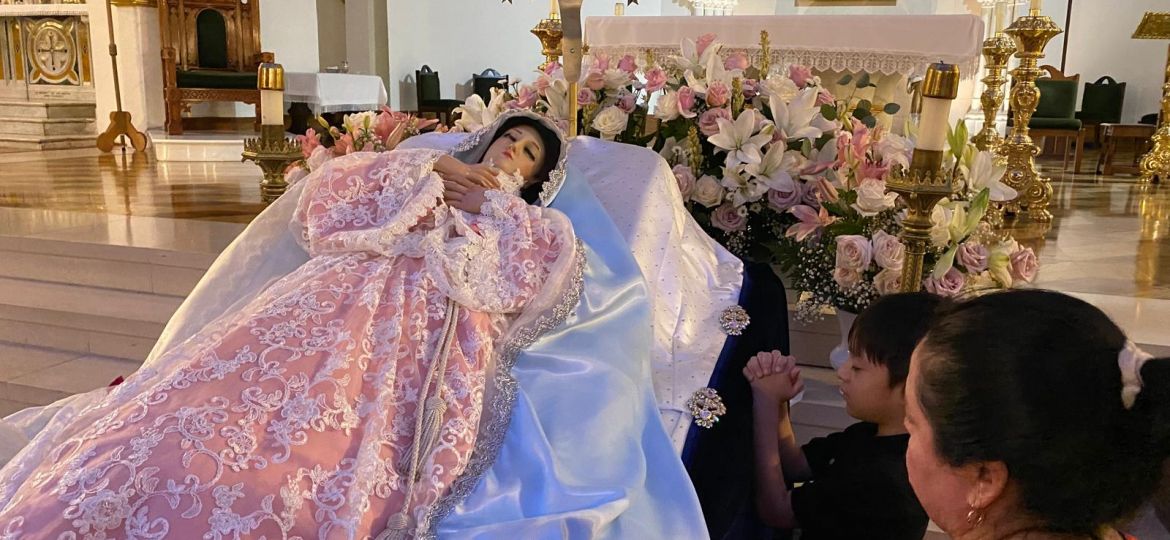 La imagen de la Virgen adornada con flores y manzanas a su alrededor, en el rezo del rosario de la Dormición de María, realizado el 14 de agosto en la Catedral Santuario Nacional de Nuestra Señora de Guadalupe, en Dallas.