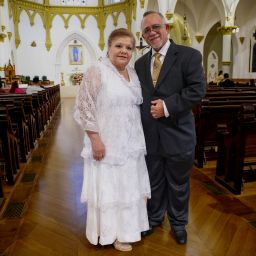 Antonia Barajas de Estrada y Jesús Antonio Estrada, posan en la Catedral Santuario Nacional de Nuestra Señora de Guadalupe, el 17 de agosto de 2024.