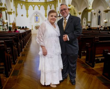 Antonia Barajas de Estrada y Jesús Antonio Estrada, posan en la Catedral Santuario Nacional de Nuestra Señora de Guadalupe, el 17 de agosto de 2024.