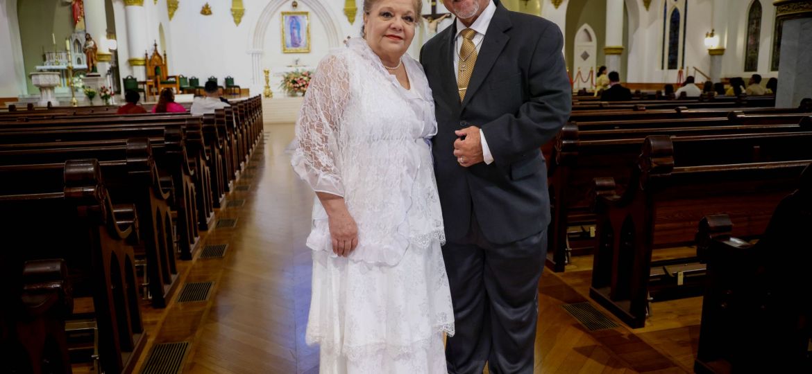 Antonia Barajas de Estrada y Jesús Antonio Estrada, posan en la Catedral Santuario Nacional de Nuestra Señora de Guadalupe, el 17 de agosto de 2024.