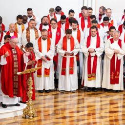 Pie de foto:  Acompañado por sacerdotes de toda la Diócesis de Dallas, el obispo Edward J. Burns ofrece una bendición mientras comisiona delegados para el Sínodo de la Diócesis de Dallas, durante la celebración de una misa en la Catedral Santuario Nacional de Nuestra Señora de Guadalupe el 14 de septiembre.