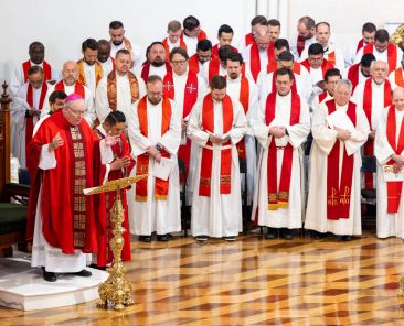 Pie de foto:  Acompañado por sacerdotes de toda la Diócesis de Dallas, el obispo Edward J. Burns ofrece una bendición mientras comisiona delegados para el Sínodo de la Diócesis de Dallas, durante la celebración de una misa en la Catedral Santuario Nacional de Nuestra Señora de Guadalupe el 14 de septiembre.