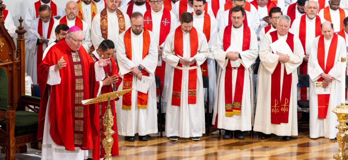 Pie de foto:  Acompañado por sacerdotes de toda la Diócesis de Dallas, el obispo Edward J. Burns ofrece una bendición mientras comisiona delegados para el Sínodo de la Diócesis de Dallas, durante la celebración de una misa en la Catedral Santuario Nacional de Nuestra Señora de Guadalupe el 14 de septiembre.