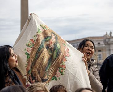 Dos mujeres sostienen una imagen de Nuestra Señora de Guadalupe durante la audiencia general semanal del papa Francisco en la Plaza de San Pedro del Vaticano el 13 de noviembre de 2024. Varios obispos estadounidenses publicaron una declaración en vísperas de la festividad de Nuestra Señora de Guadalupe del 12 de diciembre en la que reafirmaron "nuestro reconocimiento inquebrantable e incondicional del hecho de que toda vida humana es sagrada". (Foto CNS/Pablo Esparza)