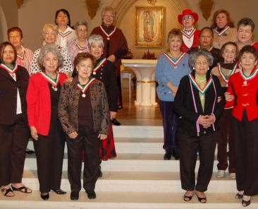 El ministerio de Las Guadalupanas de Catedral, ha cultivado la devoción a la Virgen Morena desde los años 20 en la Diócesis de Dallas. En la foto de 2018, algunas de sus integrantes posan en la Catedral Santuario Nacional de Nuestra Señora de Guadalupe en Dallas.