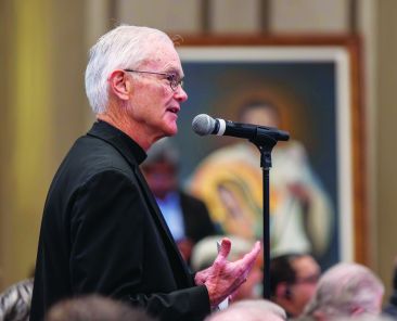 El obispo auxiliar Greg Kelly analiza la priorización de las resoluciones durante la Asamblea del Sínodo de la Diócesis de Dallas, el 3 de diciembre, en el hotel Dallas-Fort Worth Marriott en Irving. Un total de 284 delegados se reunieron para ofrecer un voto consultivo sobre 376 resoluciones presentadas al obispo Edward J. Burns para su consideración. Foto: RC/Michael Gresham