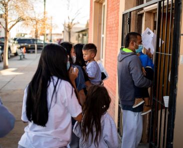 Una familia migrante es dejada el 13 de diciembre de 2022 en un refugio para migrantes local administrado por Annunciation House en el centro de El Paso, Texas. La Corte Suprema de Texas escuchó los argumentos orales el 13 de enero de 2025 en el caso del fiscal general del estado contra Annunciation House, que ha estado ayudando a inmigrantes en la frontera entre Estados Unidos y Texas. (Foto de OSV News/Iván Pierre Aguirre, Reuters)