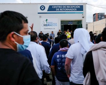 Migrantes guatemaltecos esperan ser procesados ​​por personal del Instituto Nacional de Migración después de llegar en un vuelo de deportación desde Estados Unidos, a la Ciudad de Guatemala, el 8 de noviembre de 2024. Foto: (OSV News photo/Josue Decavele, Reuters)