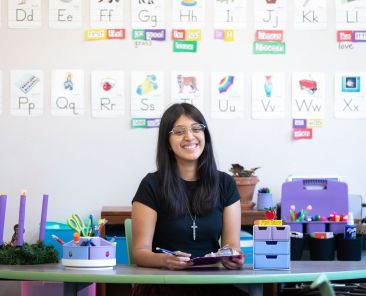 La maestra Viviana Ramos, posa en su salón de clases de primer grado en la escuela de San Bernardo de Claraval, el 13 de diciembre de 2024. Ramos decidió ingresar al convento para discernir la vocación religiosa con las Servidoras del Señor del Instituto del Verbo Encarnado (IVE).
Foto Especial RC/Janell Miank