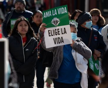 Familias enteras participaron el 18 de enero en la manifestación por la vida del Norte de Texas que tuvo lugar afuera de la Catedral Santuario Nacional de Nuestra Señora de Guadalupe en Dallas. Foto: Especial para RC/Ben Torres