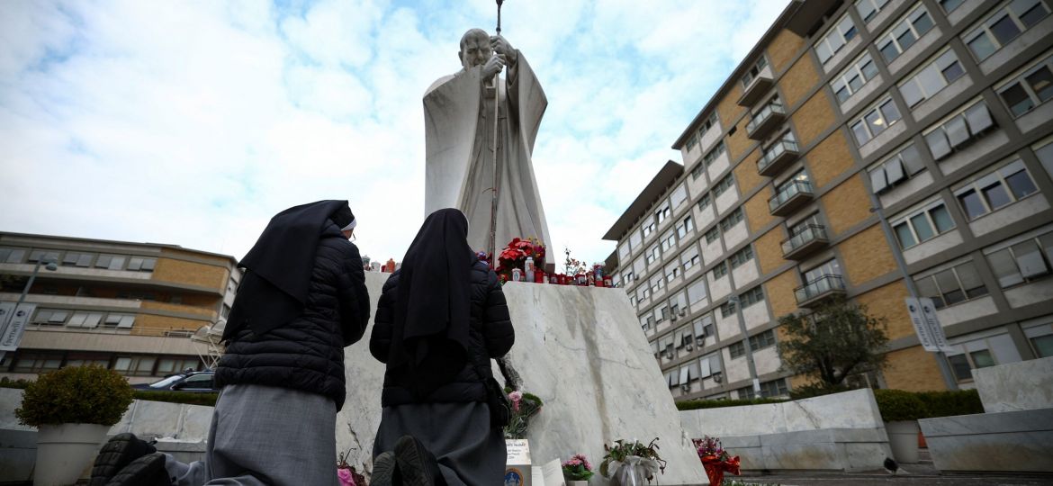 NUNS PRAY POPE FRANCIS ROME HOSPITAL