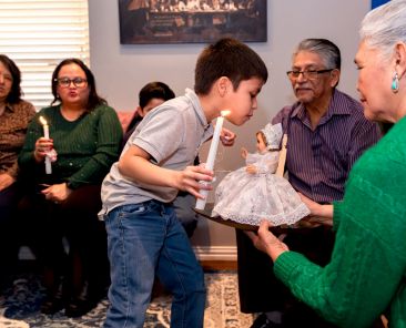 Mateo Hernández, pasa a besar la imagen del Niño Dios en el Rosario realizado en su hogar el 12 de enero de 2025. Foto: Especial para RC/Tacho Dimas