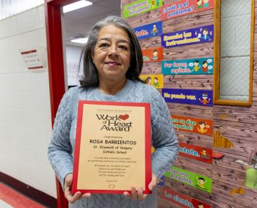 La maestra Rosa Barrientos enseña el premio Work of Heart otorgado en diciembre pasado por la Fundación Católica en reconocimiento a su dedicación y esfuerzo en la escuela Santa Elizabeth de Hungría en Dallas. Foto: RC/Michael Gresham