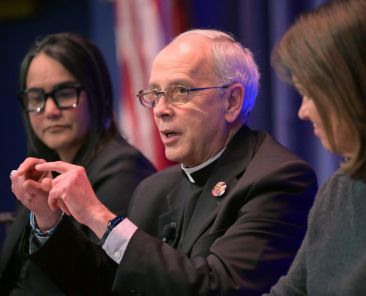 El obispo Mark J. Seitz de El Paso, Texas, habla durante un diálogo en la Universidad de Georgetown en Washington el 12 de febrero de 2025 sobre "Migración, reasentamiento de refugiados y deportación masiva". (Foto de OSV News/cortesía de la Universidad de Georgetown)