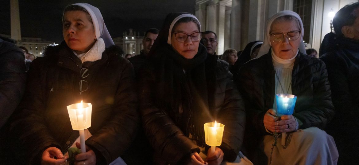 (SPANISH) ROSARY AT VATICAN FOR POPE FRANCIS FEB. 28, 2025