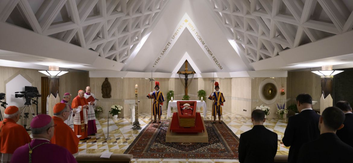 (SPANISH) POPE FRANCIS IN HIS COFFIN AT SANTA MARTA