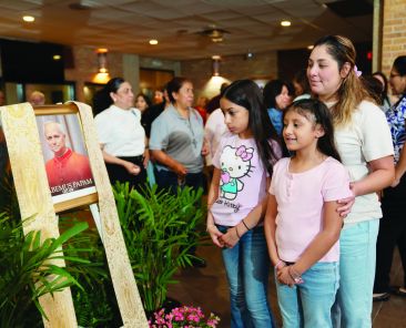 (mama) Milagro Chavez, (hijas) Naomi Benavidez y Samanta Ordonez