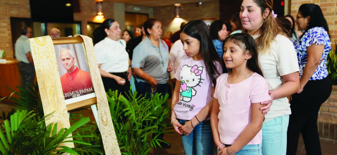 Gente al rededor de la foto