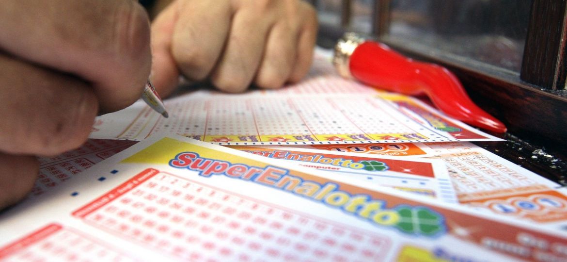 MAN PICKS NUMBERS FOR ITALY'S STATE LOTTERY AT BETTING STATION IN MILAN