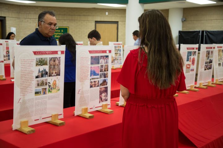 Exhibición parroquial acerca el legado de San Carlo Acutis a la comunidad 
