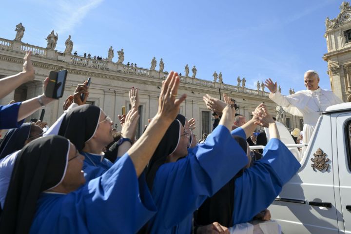 Consecrated life shows beauty of authentic love, trust in God, pope says