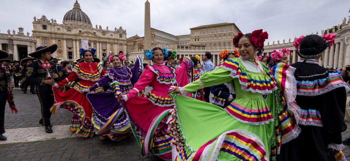 MEXICAN DANCERS ST. PETER'S SQUARE